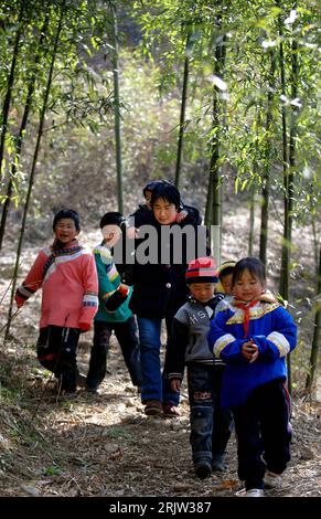 Bildnummer: 51828910 Datum: 08.03.2007 Copyright: imago/Xinhua Lehrerin YE Qiaorong begleitet ihre Schützlinge auf dem Weg zur Schule in einem Dorf nahe Ningguo - PUBLICATIONxNOTxINxCHN, Personen; 2007, Ningguo, Lehrer, Schüler, Kind, Kinder, Spaziergang, Erziehung, Frau, Chinesisch, Chinesen, Chinesisch; , hoch, Kbdig, Gruppenbild, China, Arbeitswelten, Gesellschaft, , Schule, Bildung, Stockfoto