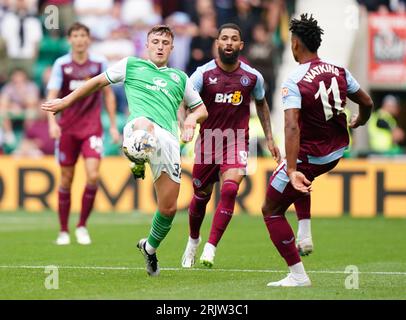 Hibernians Josh Campbell (links) und Aston Villas Ollie Watkins (rechts) kämpfen um den Ball während des ersten Teilspiels der UEFA Europa Conference League in der Easter Road, Edinburgh. Bilddatum: Mittwoch, 23. August 2023. Stockfoto