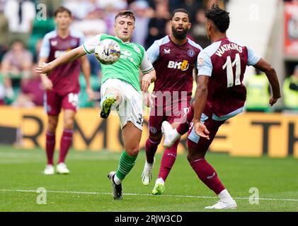 Hibernians Josh Campbell (links) und Aston Villas Ollie Watkins (rechts) kämpfen um den Ball während des ersten Teilspiels der UEFA Europa Conference League in der Easter Road, Edinburgh. Bilddatum: Mittwoch, 23. August 2023. Stockfoto