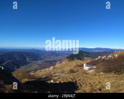 Blick auf das Vipava-Tal, das Trnovo-Waldplateau und die schneebedeckten Gipfel der Julischen alpen inkl. Triglav vom Nanos-Plateau in Primorska oder Littoral reg Stockfoto