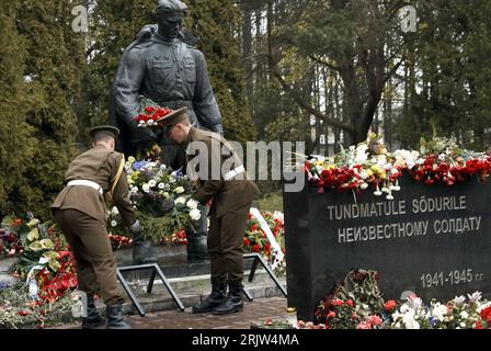 Bildnummer: 51849391 Datum: 08.05.2007 Copyright: imago/Xinhua Soldaten legen während einer Ehrenbekundung estnischer Regierungsvertreter einen Kranz am Sowjetischen Ehrenmal für die im 2. Weltkrieg gefallenen sowjetischen Soldaten in Tallinn ab - PUBLICATIONxNOTxINxCHN , Objekte , Personen; 2007, Tallinn, sowjetisches Ehrenmal, Mahnmal, Soldatenfriedhof, Gedenken, Rotarmist, Figur, Figuren, Statue, Statue, Sehenswürdigkeit; , quer, Kbdig, totale, Bildhauerei, Kunst, Denkmäler, Estland, , Militaer, Staat, o0 Soldat Stockfoto