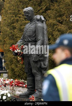 Bildnummer: 51849382 Datum: 08.05.2007 Copyright: imago/Xinhua Skulptur eines Rotarmisten am Ehrenmal für die im 2. 2. Weltkrieg gefallenen sowjetischen Soldaten in Tallinn - PUBLICATIONxNOTxINxCHN, Objekte; 2007, Tallinn, sowjetisches Ehrenmal, Mahnmal, Soldatenfriedhof, Gedenken, Rotarmist, Figur, Figuren, Statue, Statue, Sehenswürdigkeit; , hoch, Kbdig, Einzelbild, Bildhauerei, Kunst, Denkmäler, Estland, , Stockfoto