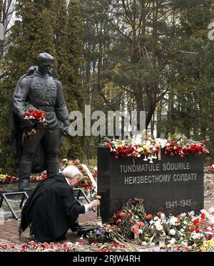 Bildnummer: 51849400 Datum: 08.05.2007 Copyright: imago/Xinhua Frau legt an der Skulptur eines Rotarmisten am Ehrenmal für die im 2. 2. Weltkrieg gefallenen sowjetischen Soldaten in Tallinn Blumen nieder - PUBLICATIONxNOTxINxCHN, Objekte , Personen; 2007, Tallinn, sowjetisches Ehrenmal, Mahnmal, Soldatenfriedhof, Gedenken, Rotarmist, Figur, Figuren, Statue, Statue, Sehenswürdigkeit; , hoch, Kbdig, Einzelbild, Bildhauerei, Kunst, Denkmäler, Estland, , Stockfoto