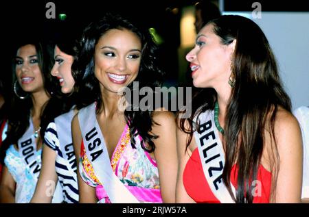 Bildnummer: 51857451 Datum: 13.05.2007 Copyright: imago/Xinhua V.l.n.r.: Jessica Anne Jordan Burton (BOL/Miss Bolivien 2007), Inga Skaya (CAN/Miss Kanada 2007), Rachel Smith (USA/Miss USA 2007) und Maria Jeffery (BIZ/Miss Belize 2007) anlässlich der Wahlen zur Miss Universe in Mexico City - PUBLICATIONxNOTxCHN, Mexico City, 2007, Mexico City; Misswahl, Misswahlen, Schönheitswettbewerb, Kandidat, Kandidatin , Teilnehmer, Teilnehmerin, Schönheitskönigin, Miss, Schärpe, Schärpen, Schriftzug, Wettbewerb , lächelt; , quer, Kbdig, Gruppenbild, Close, Mexiko, Randbild, Leute Stockfoto