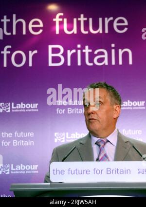 Bildnummer: 51860040 Datum: 13.05.2007 Copyright: imago/Xinhua Mike Griffiths (GBR/Vorsitzender National Executive Committee Labour Party) während einer Pressekonferenz anlässlich einer Sitzung des - National Executive Committee - der Labou Party in London - PUBLICATIONxNOTxINxCHN, Personen; 2007, London, Politiker, Pressetermin, Pressekonferenz, Schriftzug, The Future for Britain,;, hoch, Kbdig, Einzelbild, Parteien, Politik, Schriftzug, Logos, England, Randbild, Leute Stockfoto