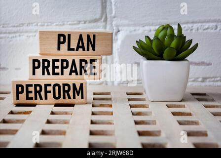 Planen, vorbereiten, Wörter auf Holzblöcken und altem Hintergrund ausführen Stockfoto