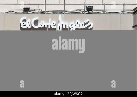 Madrid, Spanien. Aug. 2023. Käufer und Fußgänger sind im größten spanischen Kaufhaus El Corte Ingles und Logo in Spanien zu sehen. (Credit Image: © Xavi Lopez/SOPA Images via ZUMA Press Wire) NUR REDAKTIONELLE VERWENDUNG! Nicht für kommerzielle ZWECKE! Stockfoto