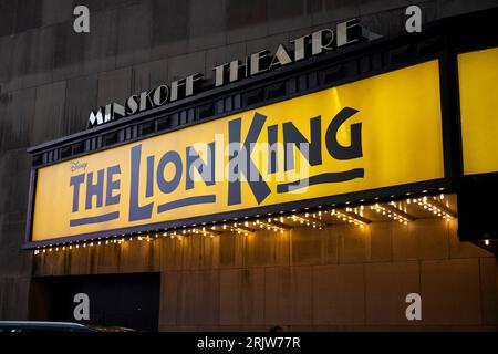 New York, New York, USA. August 2023. Disney's The Lion King am Broadway im Minskoff Theatre. Seit der Schließung von Phantom of the Oprea ist The Lion King heute die am längsten laufende Produktion, die derzeit in Broadway Theaters zu sehen ist. Die Show ist ein Grundpfeiler für den Tourismus. (Bild: © Taidgh Barron/ZUMA Press Wire) NUR REDAKTIONELLE VERWENDUNG! Nicht für kommerzielle ZWECKE! Stockfoto