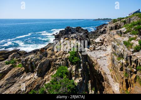 Giants Treppen Trail auf Bailey Island mit Blick auf Casco Bay. Fotos der felsigen Küste, die im Sommer an einem klaren blauen Tag gemacht wurden. Stockfoto