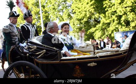 Bildnummer: 51902848 Datum: 07.06.2007 Copyright: imago/Xinhua König Carl XVI Gustaf von Schweden und Königin Silvia (beide SWE) in der königlichen Pferdekutsche in Stockholm PUBLICATIONxNOTxINxCHN , Personen; 2007, Stockholm, Königshaus, Adel, Kutsche, Kutschen, Gustav; , quer, Kbdig, Gruppenbild, Schweden, Randbild, Menschen Stockfoto