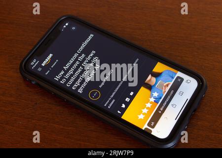 Ein Beitrag „wie Amazon die Kundenrezensionen mit generativer KI weiter verbessert“ von der Amazon-Website auf dem iPhone-Bildschirm. Stockfoto