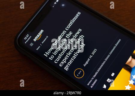 Ein Beitrag „wie Amazon die Kundenrezensionen mit generativer KI weiter verbessert“ von der Amazon-Website auf dem iPhone-Bildschirm. Stockfoto