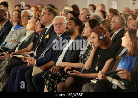 Berlin, Deutschland. August 2023. Bundespräsident Frank-Walter Steinmeier (Mitte) begrüßte Jassin al-Haj Saleh (2. Von links), Herta Müller (4. Von links), den ukrainischen Botschafter Oleksii Makeiev (5. Von links), Senthuran Varatharajah (4. Von rechts), ASL· Erdo·an (2. Von rechts) und Kateryna Mishchenko (rechts) und den kulturellen Abend des Verlustes. Exil im Schloss Bellevue. Quelle: Joerg Carstensen/dpa/Alamy Live News Stockfoto