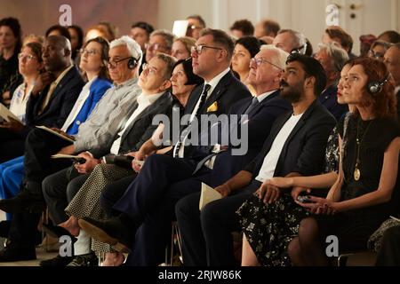 Berlin, Deutschland. August 2023. Bundespräsident Frank-Walter Steinmeier (4. Von rechts) moderierte Joe Chialo (2. Von rechts, CDU), Yassin al-Haj Saleh (4. Von links), Herta Müller (6. Von rechts), den ukrainischen Botschafter Oleksii Makeiev (5. Von rechts), Senthuran Varatharajah (4. Von rechts) und ASL· Erdo·an 'an 'Cultural Evenge at the Loss. Exil im Schloss Bellevue. Quelle: Joerg Carstensen/dpa/Alamy Live News Stockfoto