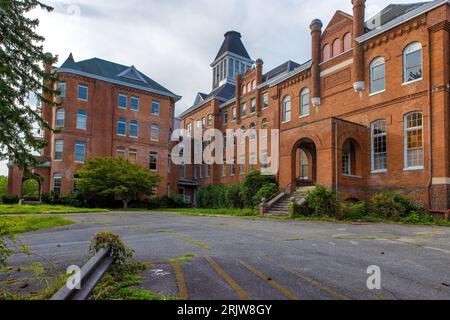 Bristol, Virginia, USA - 9. August 2023: Das 1884 erbaute Virginia Intermont College schloss seine Türen 2014 und ein chinesischer Unternehmer kaufte den Pro Stockfoto