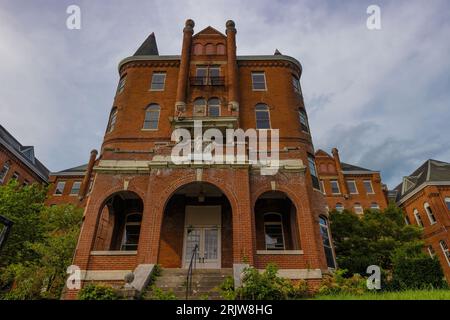 Bristol, Virginia, USA - 9. August 2023: Das 1884 erbaute Virginia Intermont College schloss seine Türen 2014 und ein chinesischer Unternehmer kaufte den Pro Stockfoto