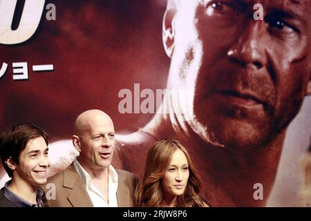 Bildnummer: 51912839 Datum: 12.06.2007 Copyright: imago/Xinhua Schauspieler Bruce Willis (Mitte, USA), Maggie Q (USA) und Justin Long (li., USA) anlässlich der Premiere des Films - die Hard 4,0 - in Tokio - PUBLICATIONxNOTxINxCHN , Personen , optimistisch; 2007, Tokio, Filmpremiere , Pressetermin , Plakat, Filmplakat, Stirb langsam, Maggie Denise Quigley, lächeln; , quer, Kbdig, Gruppenbild, Close, Film, Kunst, Japan, Randbild, People, Live Free Stockfoto