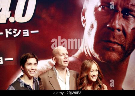 Bildnummer: 51912840 Datum: 12.06.2007 Copyright: imago/Xinhua Schauspieler Bruce Willis (Mitte, USA), Maggie Q (USA) und Justin Long (li., USA) anlässlich der Premiere des Films - die Hard 4,0 - in Tokio - PUBLICATIONxNOTxINxCHN , Personen , optimistisch; 2007, Tokio, Filmpremiere , Pressetermin , Plakat, Filmplakat, Stirb langsam, Maggie Denise Quigley, lächeln; , quer, Kbdig, Gruppenbild, Close, Film, Kunst, Japan, Randbild, People, Live Free Stockfoto