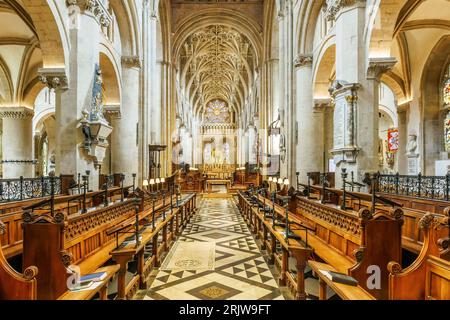 Oxford, Großbritannien - 18. Mai 2023: In der Christ Church Cathedral mit wunderschönen Buntglasfenstern Stockfoto