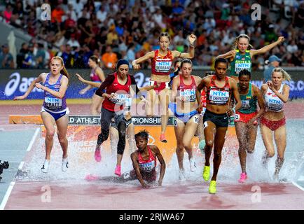 Die britische Aimee Pratt (links) in Aktion in Heat eine der 3000 Meter Steeplechase der Frauen am fünften Tag der Leichtathletik-Weltmeisterschaften im National Athletics Centre in Budapest, Ungarn. Bilddatum: Mittwoch, 23. August 2023. Stockfoto