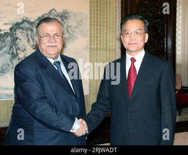 Bildnummer: 51932375 Datum: 22.06.2007 Copyright: imago/Xinhua Premierminister Wen Jiabao (Re., CHN) begrüßt Präsident Jalal Talabani (li., IRQ) anlässlich eines Treffens in Peking - PUBLICATIONxNOTxINxCHN , Personen; 2007, Politiker, Politik, Shakehands, Hände schütteln, Staatspräsident; , quer, Kbdig, Gruppenbild, Internationale Politik, Politik, China, Randbild, Leute Stockfoto