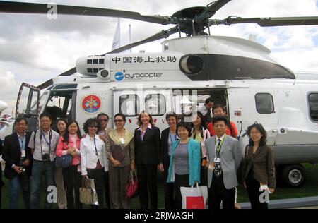 Bildnummer: 51932821 Datum: 18.06.2007 Copyright: imago/Xinhua Mitarbeiter der Firma - Eurocopter - posieren gemeinsam mit chinesischen Journalisten vor einem Hubschrauber anlässlich der 47. Paris Air Show in Le Bourget - PUBLICATIONxNOTxINxCHN , Personen; 2007, Paris, Hubschrauber, Helikopter, Messe, Messen, Luftfahrtausstellung, Luftfahrtindustrie, Luftfahrtmesse, Ausstellung, Salon international de lAeronautique et de lEspace, Espace, Aeronautique; , quer, Kbdig, Total, Industrie, Wirtschaft, Frankreich, , Luftfahrt, Verkehr, Stockfoto