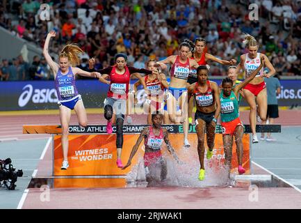 Die britische Aimee Pratt (links) in Aktion in Heat eine der 3000 Meter Steeplechase der Frauen am fünften Tag der Leichtathletik-Weltmeisterschaften im National Athletics Centre in Budapest, Ungarn. Bilddatum: Mittwoch, 23. August 2023. Stockfoto