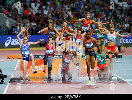 Die britische Aimee Pratt (links) in Aktion in Heat eine der 3000 Meter Steeplechase der Frauen am fünften Tag der Leichtathletik-Weltmeisterschaften im National Athletics Centre in Budapest, Ungarn. Bilddatum: Mittwoch, 23. August 2023. Stockfoto