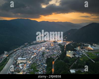 Gero, Gifu, Japan in der Abenddämmerung von den Bergen. Stockfoto