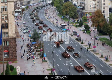 Eine Ansicht von Proben zerstörter russischer Militärlandfahrzeuge, die auf der Straße Chreschatyk während einer Ausstellung am 23. August 2023 in Kiew, Ukraine, ausgestellt wurden. Stockfoto