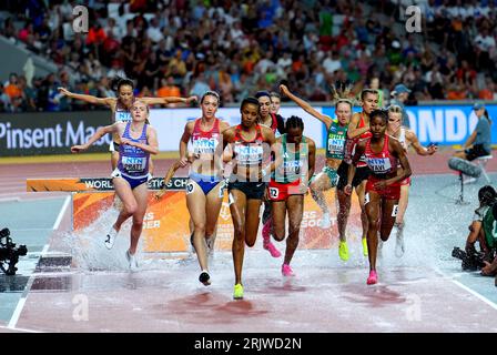 Die britische Aimee Pratt (links) in Aktion in Heat eine der 3000 Meter Steeplechase der Frauen am fünften Tag der Leichtathletik-Weltmeisterschaften im National Athletics Centre in Budapest, Ungarn. Bilddatum: Mittwoch, 23. August 2023. Stockfoto