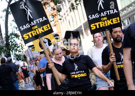 New York, New York, USA. August 2023. Mitglieder der Screen Writers Guild und der Writers Guild of America East und andere Unterstützer der union treffen am 23. August 2023 vor dem Hauptquartier von Netflix in New York City ein. Quelle: Katie Godowski/Media Punch/Alamy Live News Stockfoto