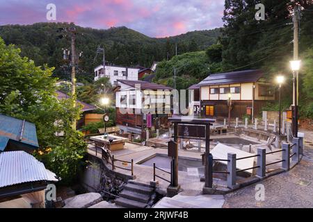 Nozawa Onsen, Japan bei Sonnenaufgang mit Ogama-Bädern. Stockfoto