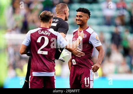 Ollie Watkins von Aston Villa (rechts) feiert mit seinen Teamkollegen nach dem letzten Pfiff im ersten Spiel des Play-off-Spiels der UEFA Europa Conference League in der Easter Road, Edinburgh. Bilddatum: Mittwoch, 23. August 2023. Stockfoto