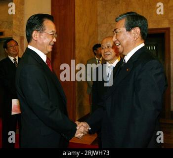 Bildnummer: 51995125 Datum: 18.07.2007 Copyright: imago/Xinhua Premierminister Wen Jiabao (li., CHN) begrüßt Yohei Kono (JPN/Parlamentspräsident) anlässlich eines Treffens in Peking - PUBLICATIONxNOTxINxCHN, Personen, optimistisch, Freude; 2007, Peking, Pressetermin, Politiker, Hände schütteln, lacht; , quer, Kbdig, Gruppenbild, Close, Internationale Politik, Politik, China, Randbild, Menschen Stockfoto