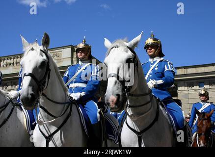 Bildnummer: 52009978 Datum: 01.08.2007 Copyright: imago/Xinhua Wachablösung der königlichen Garde im Schloßhof des Kungliga Slottet in Stockholm - PUBLICATIONxNOTxINxCHN, Tiere , Personen; 2007, Stockholm, königlich, königliche, Säugetiere, Pferd, Pferde, Wache, Wachen, Garde, Garten, Leibgarde, Leibgarden, Soldat, Soldaten, traditionell, Ehrengarde; , quer, Kbdig, Gruppenbild, Schweden, , Militaer, Staat, o0 Königliches Schloss Stockfoto