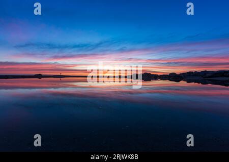 Sunset of Atlantic Ocean, Camps Bay, Sea Point Cape Town south Africa travel with silhouette Stockfoto