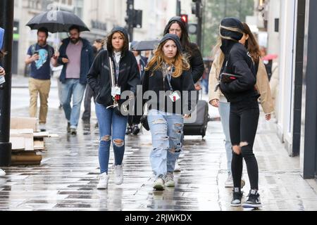 London, Großbritannien. Aug. 2023. Frauen werden im Zentrum Londons vom Regen gefangen. (Foto: Steve Taylor/SOPA Images/SIPA USA) Credit: SIPA USA/Alamy Live News Stockfoto