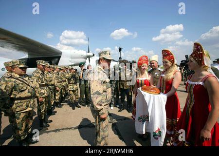 Bildnummer: 52025402 Datum: 03.08.2007 Copyright: imago/Xinhua Russinnen in Trachten heißen die Soldaten der kasachischen Armee willkommen anlässlich einer gemeinsamen Antiterrorübung mit der chinesischen und russischen Armee auf dem Luftstützpunkt Shagol bei Tscheljabinsk - PUBLICATIONxNOTxINxCHN , Personen; 2007, Tscheljabinsk, Übung, Militärübung, Einsatz, Einsätze, Antiterroreinsatz, Terrorabwehr, Terrorbekämpfung, Terrorismusbekämpfung, Friedensmission, Friedensmission, Soldat, Männer, Kasache, Kasachen, Russe, Russin, Land, Leute, Einheimische, Brot, Frauen, Tradition; , qu Stockfoto