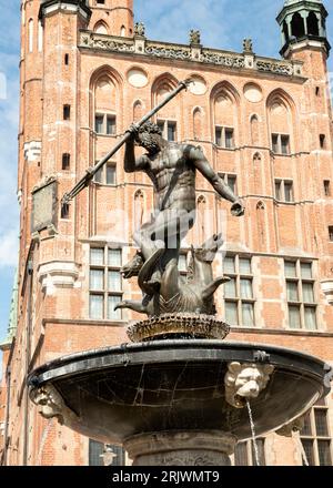 Neptuns Brunnen Statue und das HauptRathaus in Dlugi Targ, Altstadt von Danzig, Polen, Europa, EU Stockfoto