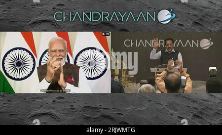 Bengaluru, Indien. August 2023. Indiens Premierminister Narendra Modi gratuliert der Indian Space Research Organisation (ISRO) zur erfolgreichen Mondlandung der Chandrayaan-3-Sonde am Südpol des Mondes am Mittwoch, den 23. August 2023. Die Veranstaltung wurde von der Telemetrie-, Ortung- und Kommandozentrale (TMCC) des ISRO in Bengaluru, Indien, live gestreamt. Foto der Indian Space Research Organization (ISRO) / UPI/Alamy Live News Stockfoto