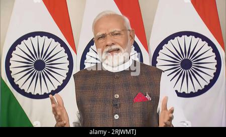 Bengaluru, Indien. August 2023. Indiens Premierminister Narendra Modi gratuliert der Indian Space Research Organisation (ISRO) zur erfolgreichen Mondlandung der Chandrayaan-3-Sonde am Südpol des Mondes am Mittwoch, den 23. August 2023. Die Veranstaltung wurde von der Telemetrie-, Ortung- und Kommandozentrale (TMCC) des ISRO in Bengaluru, Indien, live gestreamt. Foto der Indian Space Research Organization (ISRO) / UPI/Alamy Live News Stockfoto