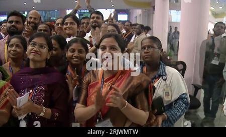 Bengaluru, Indien. August 2023. Wissenschaftler der Indian Space Research Organization (ISRO) feiern am 23. August 2023 im ISRO Telemetry Tracking and Command Network (ISTRAC) Center in Bengaluru nach der erfolgreichen Mondlandung der Raumsonde Chandrayaan-3 auf dem Südpol des Mondes. Indien schrieb am Mittwoch, den 23. August, Geschichte und wurde die erste Nation, die auf der Südpolregion des Mondes landete. Foto der Indian Space Research Organization (ISRO) / UPI/Alamy Live News Stockfoto