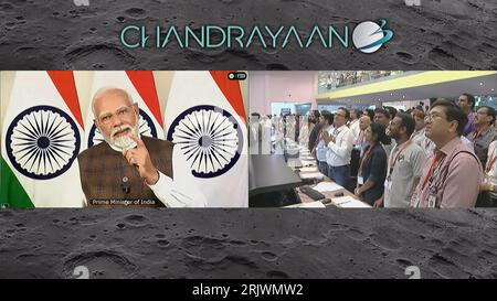 Bengaluru, Indien. August 2023. Indiens Premierminister Narendra Modi gratuliert der Indian Space Research Organisation (ISRO) zur erfolgreichen Mondlandung der Chandrayaan-3-Sonde am Südpol des Mondes am Mittwoch, den 23. August 2023. Die Veranstaltung wurde von der Telemetrie-, Ortung- und Kommandozentrale (TMCC) des ISRO in Bengaluru, Indien, live gestreamt. Foto der Indian Space Research Organization (ISRO) / UPI/Alamy Live News Stockfoto