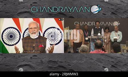 Bengaluru, Indien. August 2023. Indiens Premierminister Narendra Modi gratuliert der Indian Space Research Organisation (ISRO) zur erfolgreichen Mondlandung der Chandrayaan-3-Sonde am Südpol des Mondes am Mittwoch, den 23. August 2023. Die Veranstaltung wurde von der Telemetrie-, Ortung- und Kommandozentrale (TMCC) des ISRO in Bengaluru, Indien, live gestreamt. Foto der Indian Space Research Organization (ISRO) / UPI/Alamy Live News Stockfoto
