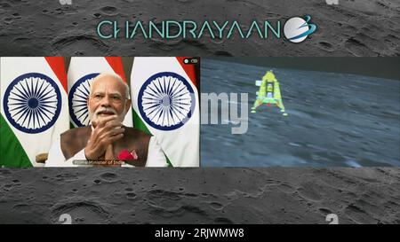 Bengaluru, Indien. August 2023. Indiens Premierminister Narendra Modi gratuliert der Indian Space Research Organisation (ISRO) zur erfolgreichen Mondlandung der Chandrayaan-3-Sonde am Südpol des Mondes am Mittwoch, den 23. August 2023. Die Veranstaltung wurde von der Telemetrie-, Ortung- und Kommandozentrale (TMCC) des ISRO in Bengaluru, Indien, live gestreamt. Simulation ist richtig. Foto der Indian Space Research Organization (ISRO) / UPI/Alamy Live News Stockfoto