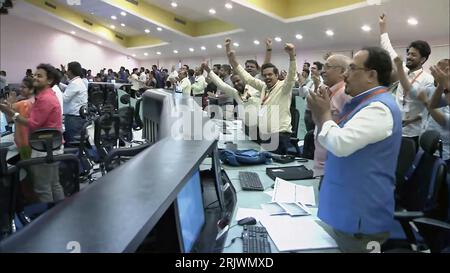 Bengaluru, Indien. August 2023. Wissenschaftler der Indian Space Research Organization (ISRO) feiern am 23. August 2023 im ISRO Telemetry Tracking and Command Network (ISTRAC) Center in Bengaluru nach der erfolgreichen Mondlandung der Raumsonde Chandrayaan-3 auf dem Südpol des Mondes. Indien schrieb am Mittwoch, den 23. August, Geschichte und wurde die erste Nation, die auf der Südpolregion des Mondes landete. Foto der Indian Space Research Organization (ISRO) / UPI/Alamy Live News Stockfoto