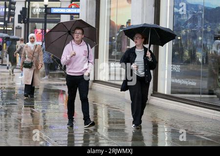 London, Großbritannien. Aug. 2023. Menschen unterbringen Regenschirme bei nassem Wetter im Zentrum Londons. (Credit Image: © Steve Taylor/SOPA Images via ZUMA Press Wire) NUR REDAKTIONELLE VERWENDUNG! Nicht für kommerzielle ZWECKE! Stockfoto