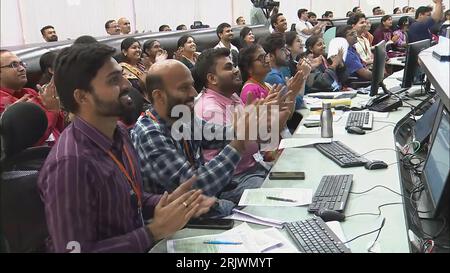 Bengaluru, Indien. August 2023. Wissenschaftler der Indian Space Research Organization (ISRO) feiern am 23. August 2023 im ISRO Telemetry Tracking and Command Network (ISTRAC) Center in Bengaluru nach der erfolgreichen Mondlandung der Raumsonde Chandrayaan-3 auf dem Südpol des Mondes. Indien schrieb am Mittwoch, den 23. August, Geschichte und wurde die erste Nation, die auf der Südpolregion des Mondes landete. Foto der Indian Space Research Organization (ISRO) / UPI/Alamy Live News Stockfoto
