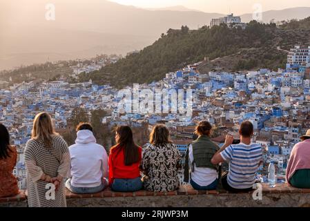 CHEFCHAOUEN, MAROKKO - 05. MAI 2023 - Touristen genießen den Sonnenuntergang über der berühmten blauen Stadt Chefchaouen, Marokko Stockfoto